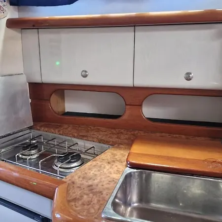 ספינת מלון Sea & Tasty - Boat House *